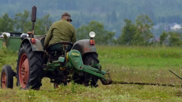 Pijany traktorzysta chciał zepchnąć radiowóz z drogi