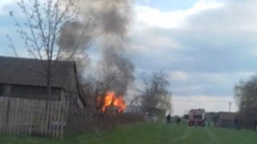 Chciał rozpalić w piecu, a spalił dom