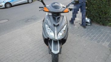 Cofając zderzył się z motorowerzystą