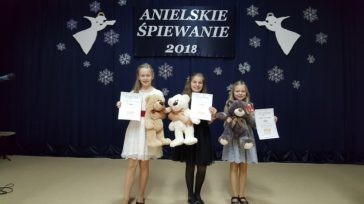 Sukces Emilii Szcześniak i Julii Stolarczyk z Fabryki Piosenki ŁOK na Konkursie Kolęd w Woli Gułowskiej