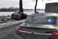 W trakcie wyprzedzania zjechał do rowu i uderzył w drzewo
