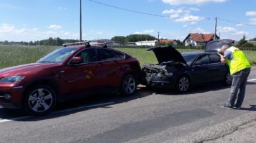 SPOJRZAŁA SIĘ NA DZIECI I UDERZYŁA W BMW